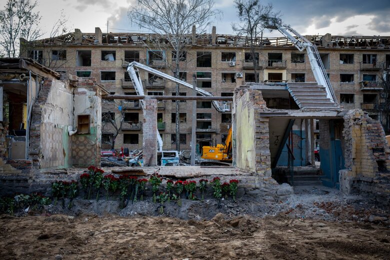 Russian strike on Kyiv on 24 April: Zelenskyy and diplomats honour the dead