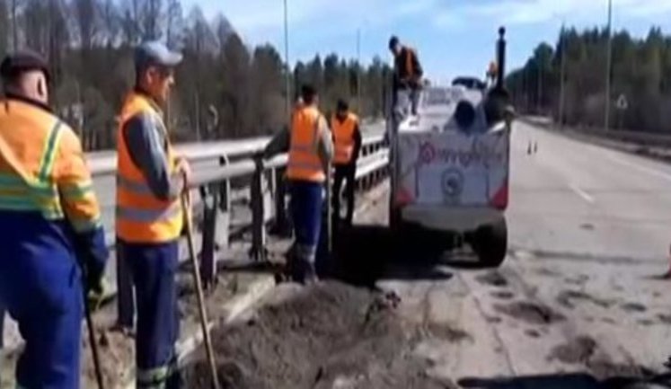 Kyiv-Chop highway smashed by Russian missiles has begun to be repaired. VIDEO