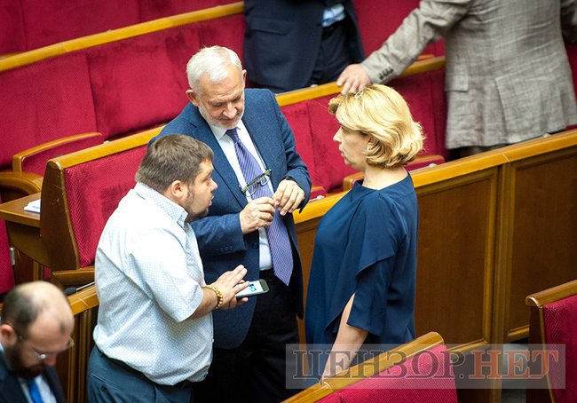 Лозовий, ставши навпочіпки, спантеличив Ляшка, емоційна суперечка Червакової і Карпунцова і порожній сесійний зал, - день роботи ВР 22 червня 17