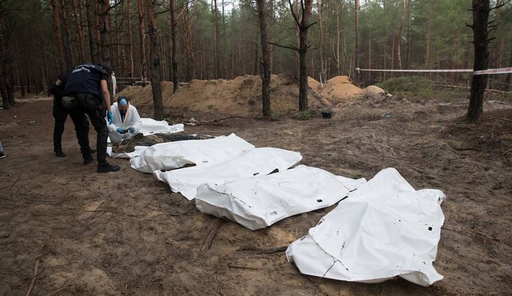 427 тіл вже ексгумували на місці масового поховання людей в Ізюмі, - Нацполіція
