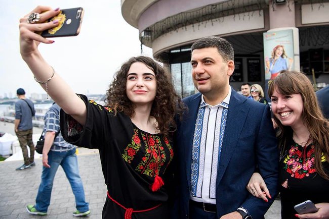Порошенко і Гройсман привітали українців із Днем вишиванки 02
