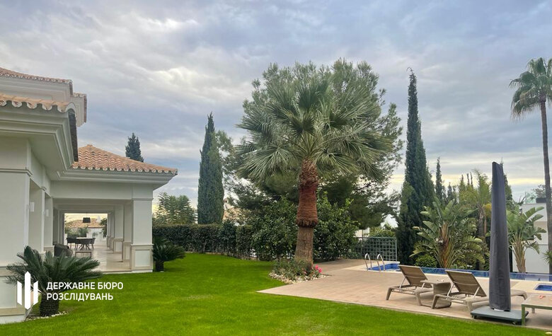 На іспанській віллі ексвійськкома Борисова ДБР провело обшуки. Майно заарештували 12