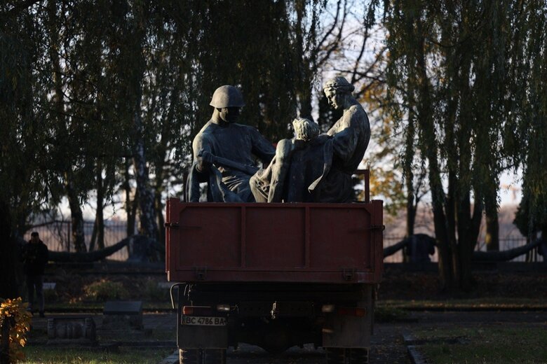 У Львові демонтували три радянські скульптури з Пагорба слави 01