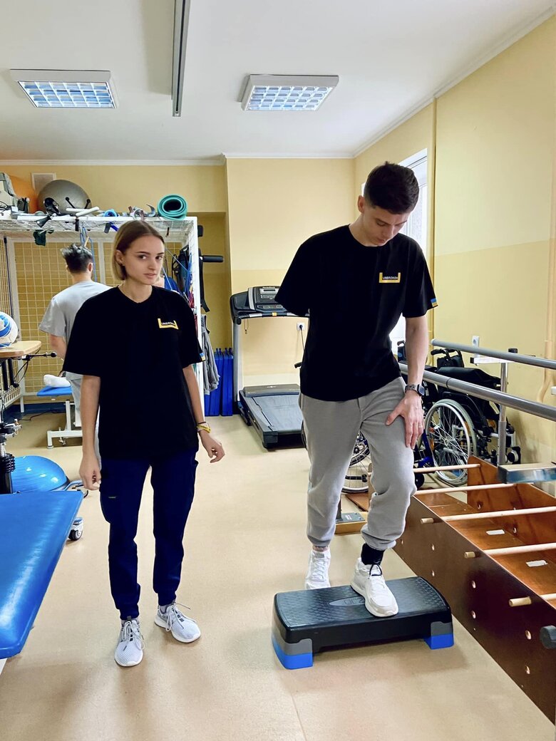 Воїн Сергій Костюченко втратив руку й покинув дівчину, щоб не бути тягарем. Але вона розшукала його, щоб одружитися 02