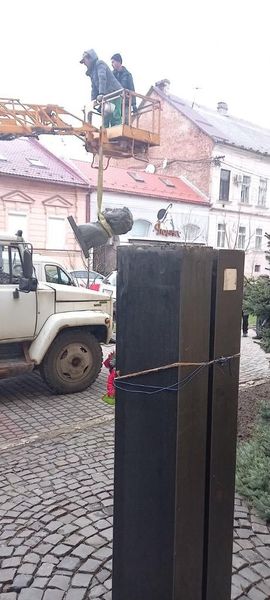 В Мукачево демонтировали памятник Пушкину 03
