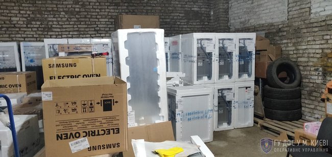 Налоговая милиция изъяла продукции на 15 млн грн у участников схемы незаконного ввоза и реализации техники известных брендов 04