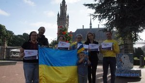 Українці влаштували пікет перед будівлею суду в Гаазі з вимогою покарати винних у трагедії МН17. ФОТО