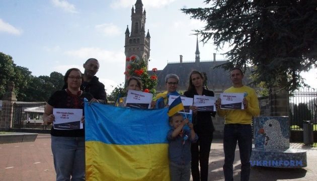 Українці влаштували пікет перед будівлею суду в Гаазі з вимогою покарати винних у трагедії МН17 01