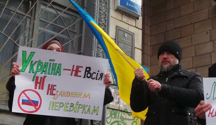 "ДМС, виходь, ми принесли паспорти", - активісти пікетували міграційну службу в Києві через облави біля мечеті. ВІДЕО+ФОТОрепортаж