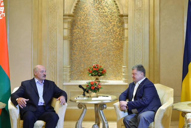 Порошенко і Лукашенко провели зустріч в ОАЕ 01