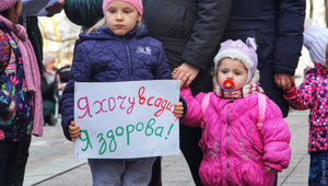 Батьки нещеплених школярів в Одесі вимагали пустити дітей за парти: "Чому закрили тільки школи, а театри і вузи працюють?" ФОТОрепортаж