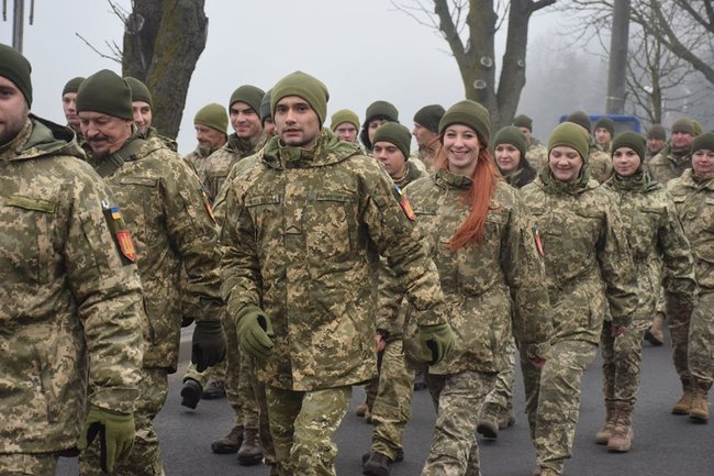 Бійці 44-ї окремої артбригади пройшли урочистим маршем Тернополем після повернення із зони ООС 05 Бійці 44-ї окремої артбригади пройшли урочистим маршем Тернополем після повернення із зони ООС 05