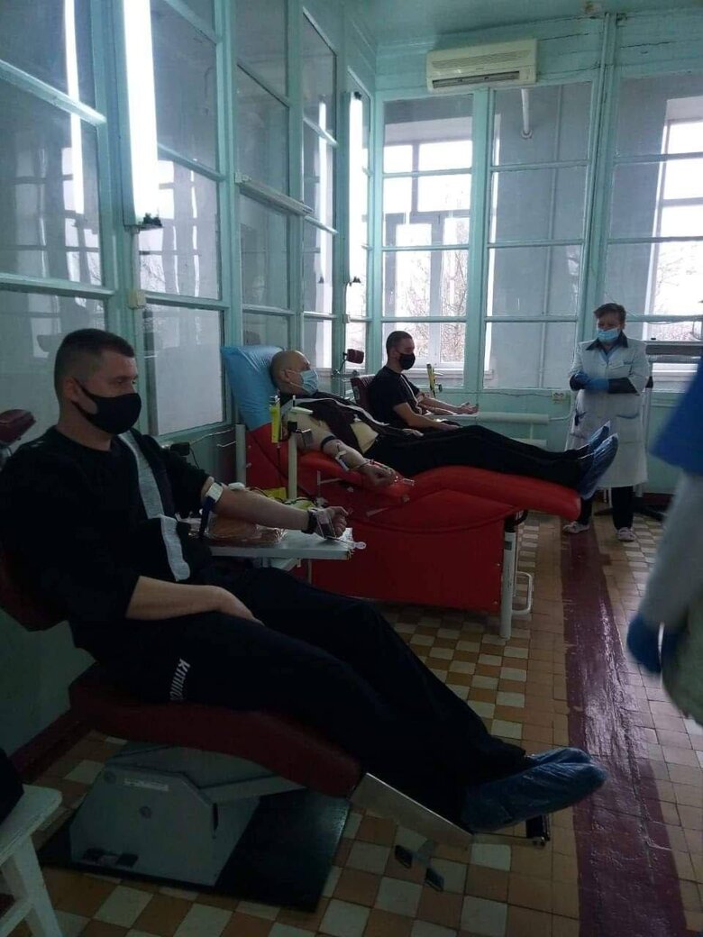 Massive attack on Kherson: giant queues at blood donation centers 03