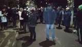 Мешканці Чернівців змусили дружину хворого на коронавірус українця лягти в лікарню, влаштувавши пікет біля її будинку. ВIДЕО