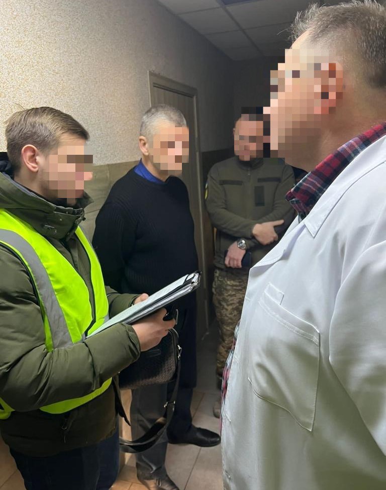 Врачи из 5 медучреждений и ВВК штамповали в Киеве мужчинам диагнозы для выезда за границу 07