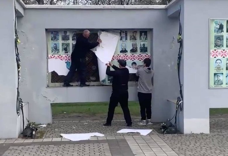 Окупанти знищили меморіал Слава Україні в Херсоні 03