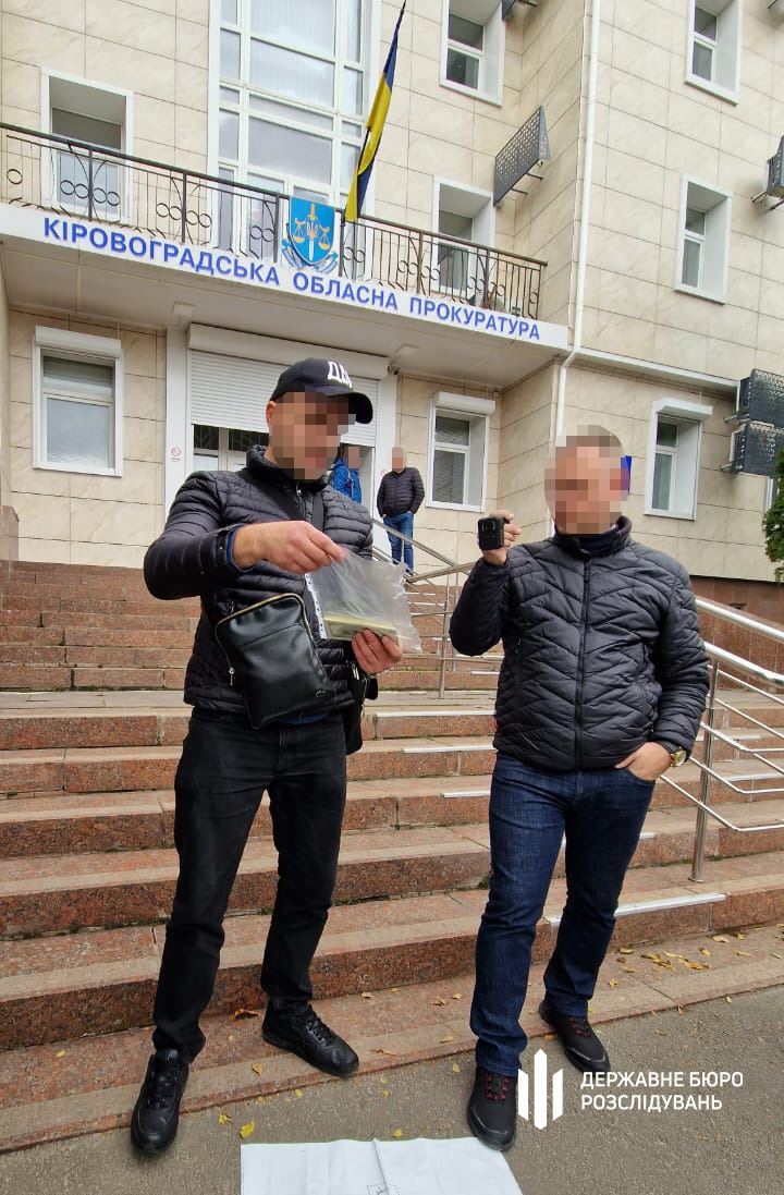 Заместитель руководителя Кировоградской прокуратуры Маленко подозревается во взяточничестве, за $7,5 тыс. обещал помочь оформить группу инвалидности, - ГБР 02