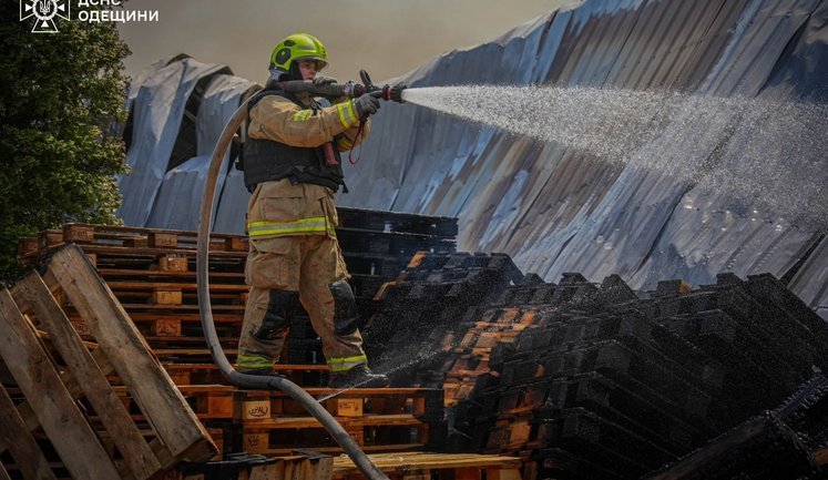 Війська РФ ударили балістикою по Одещині: двоє загиблих, 15 поранених, пошкоджено підприємство. ФОТОрепортаж