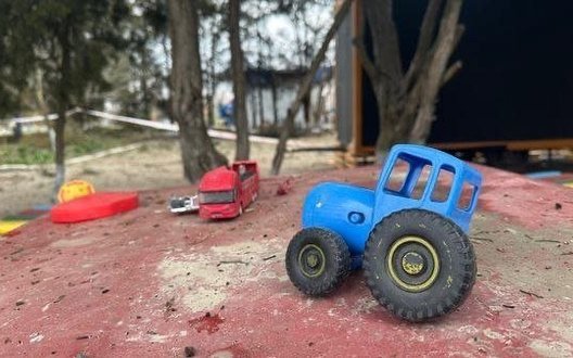 Наслідки атаки РФ на місце громадського відпочинку на Миколаївщині, де поранено 8 дітей. ФОТОрепортаж