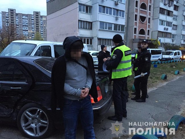 Квартирники-іноземці розбили 10 автомобілів і травмували двох поліцейських, намагаючись уникнути затримання 02
