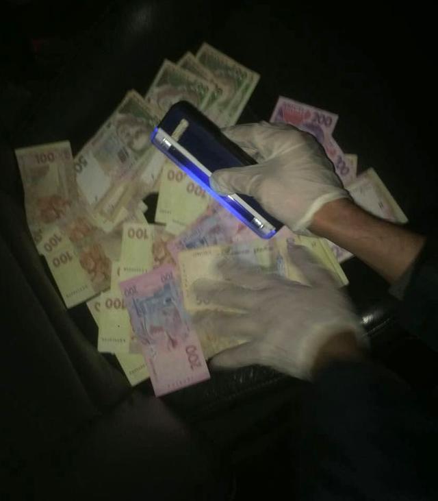 Чиновник Госгеокадастра задержан на Житомирщине при получении 10 тысяч взятки 02
