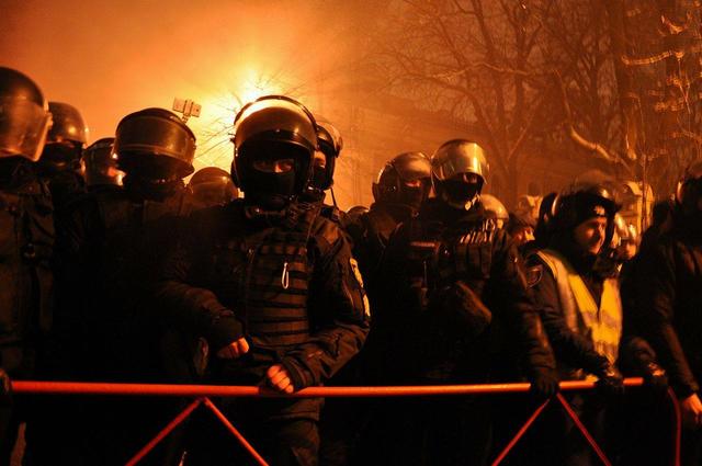 Участники Майдана прошли факельным шествием по центру Киева в честь 4-й годовщины избиения студентов 09
