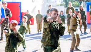 Прокуратура АРК поскаржилася в Гаагу, що окупанти навчають кримських дітей воювати