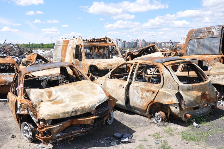 Кладбище расстрелянных автомобилей в Буче 03