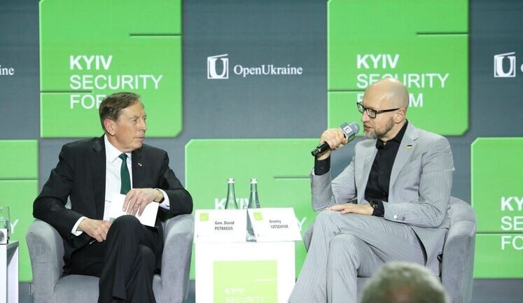Россияне должны нести ответственность за все, что делает Путин, - Яценюк