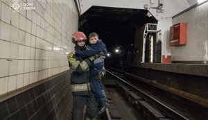 Почти 500 человек вывели из метро Киева спасатели во время остановки поездов, - ГСЧС. ВИДЕО+ФОТОрепортаж