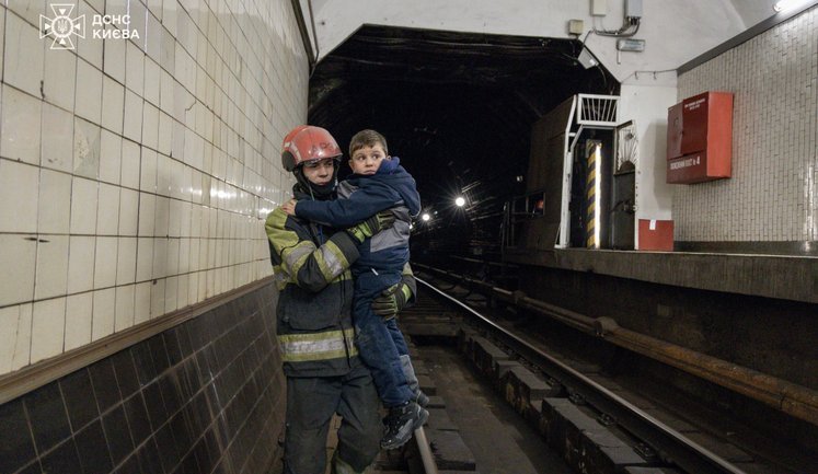 Почти 500 человек вывели из метро Киева спасатели во время остановки поездов, - ГСЧС. ВИДЕО+ФОТОрепортаж