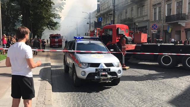 У центрі Львова горів житловий будинок 01