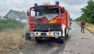 Рашисты обстреляли спасателей на Запорожье, когда те тушили возгорание автомобиля. ФОТО