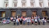 "Пришло время быть услышанными", - под ОП пришли близкие пленных и без вести пропавши бойцов, их пригласили внутрь. ВИДЕО+ФОТОрепортаж