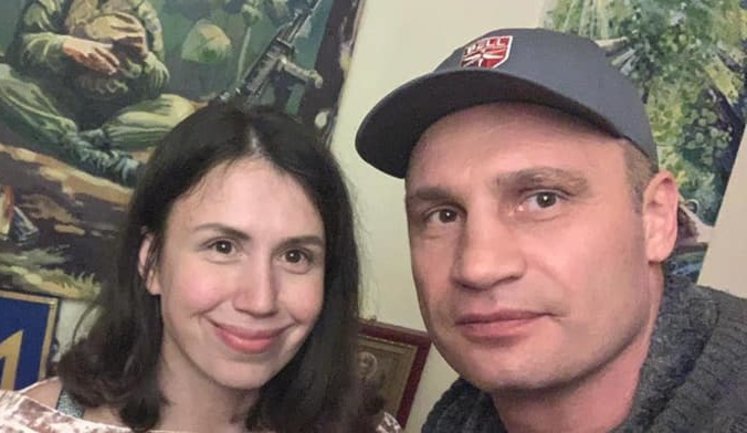 Кличко пришел поддержать Чорновол, находящуюся под домашним арестом. ФОТОрепортаж