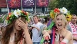 Голые Femen не пускали футбольных фанов на стадион в Варшаве, "расстреливая" их пеной из огнетушителей. ФОТОрепортаж