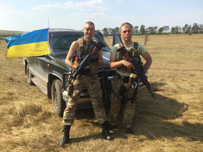 Ми в повній дупі. Тут навколо двохсоті, трьохсоті. Ми не знаємо, чи доживемо до вечора. Моліться за нас!. Це було 28 серпня приблизно о 4-5 годині дня, - четверта річниця Іловайської трагедії. Спогади близьких загиблих 03