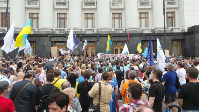 Прихильники Порошенка провели мітинг під Офісом президента 06