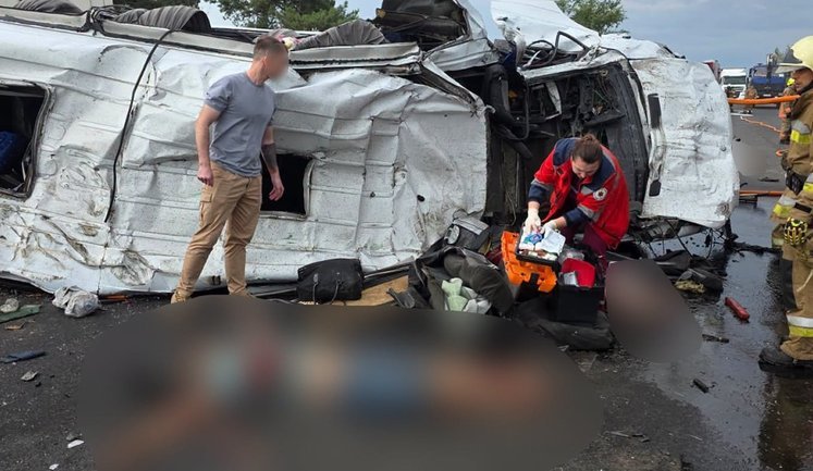 Tragedy on "Odesa–Melitopol–Novoazovsk" motorway: nine people have died and many have been injured in collision between minibus and lorry. VIDEO+PHOTOS