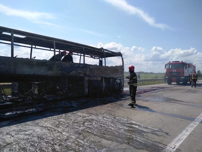 Автобус Сарны-Киев сгорел дотла в Житомирской области 01