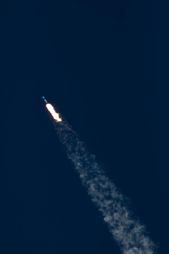 Перший ступінь ракети Falcon 9 з технічних причин не приземлився на космодром, його посадили в океан, - Маск 05