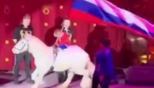 Monkey with Russian flag jumps on horse in circus arena to song "Forward, Russia!" by Putin supporter Gazmanov. VIDEO