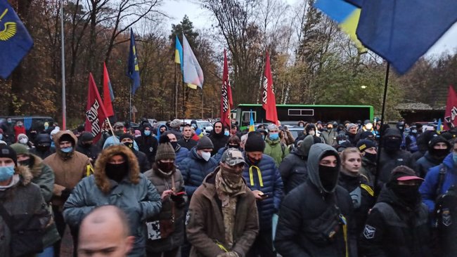 В Феофании, где лечится Зеленский, активисты провели акцию с фаерами и асфальтом 10 В Феофании, где лечится Зеленский, активисты провели акцию с фаерами и асфальтом 10