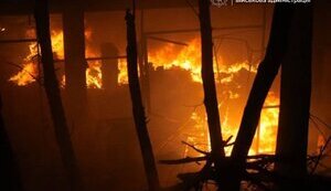 Ворог завдав чотирьох ударів по Запоріжжю та району: пожежа на підприємстві, пошкоджені будинки та авто. ВІДЕО+ФОТОрепортаж
