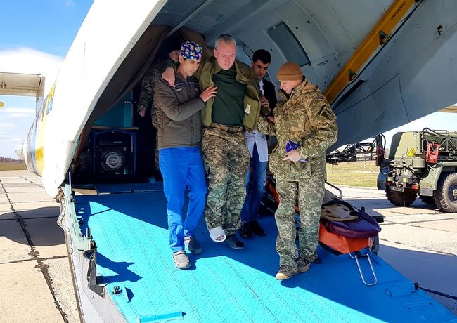 До Одеського військового госпіталю авіацією доставлено 10 поранених військовослужбовців, 1 з них у реанімації у важкому стані, - волонтер Танцюра 02