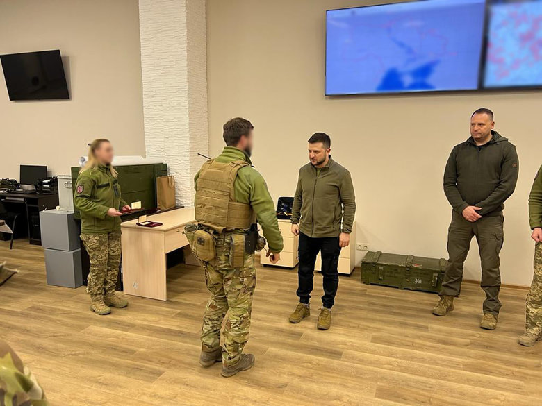 Зеленський вручив нагороди розвідникам 02