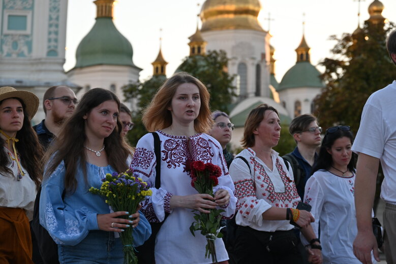У Києві вшанували пам’ять Андрія Бабінського - воїна 80-ої ОДШБр та засновника Мегамаршу у вишиванках 17