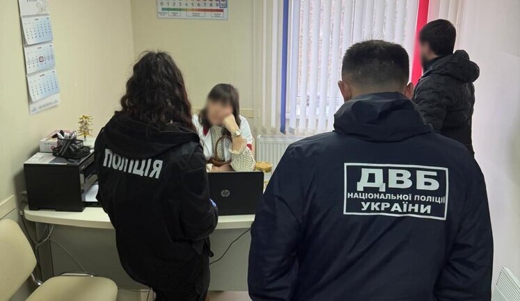 4500$ за звільнення від військової служби: в Одесі затримано лікарку, яка вимагала гроші у військового, - Нацполіція. ФОТОрепортаж