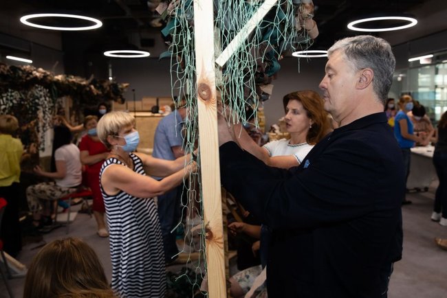 Более сотни волонтеров за день сплели для фронта четыре маскировочные сетки размером 9 на 12 метров, - Европейская Солидарность 03