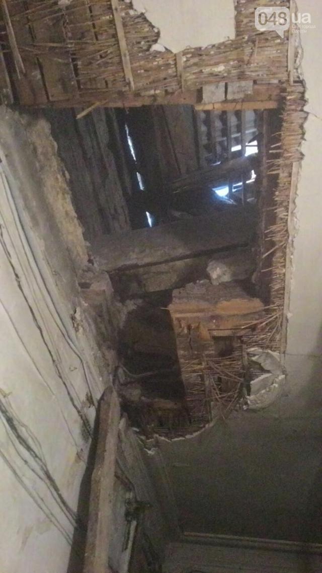 В історичній будівлі Одеси обвалилася стеля 03